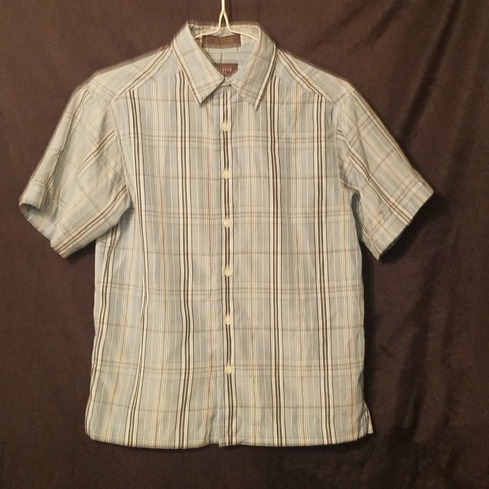 Boy's Light Blue Striped Van Heusen Short Sleeve Button Down Shirt. Size 8.